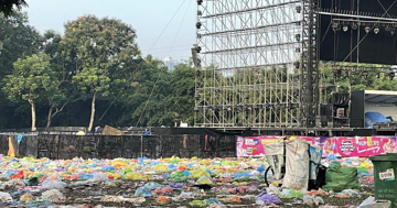 Concert ở Hà Nội ngập rác, khán giả bì bõm lội bùn