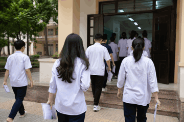 Hủy toàn bộ kết quả thi tuyển sinh đại học, bắt giữ hàng loạt giáo viên và giảng viên, hơn 2,2 triệu thí sinh làm bài thi lại dưới sự giám sát của 200.000 nhân viên an ninh Ấn Độ