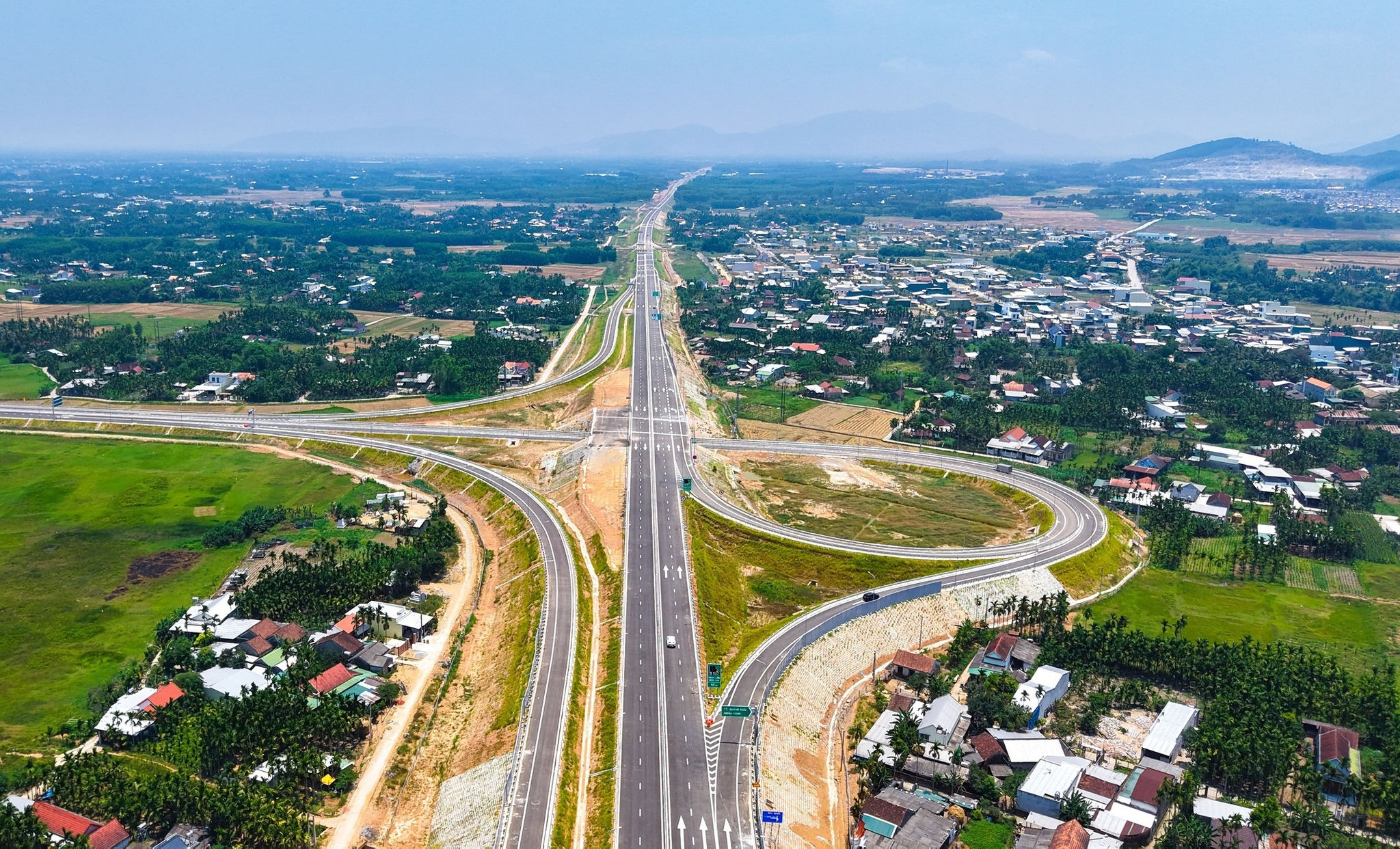 Sau 3 tháng vận hành, cao tốc 20.400 tỷ với 3 hầm xuyên núi sắp hoàn thiện toàn bộ - Ảnh 1.