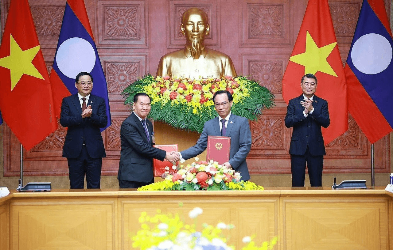 Lễ kí kết giữa Việt Nam và Lào