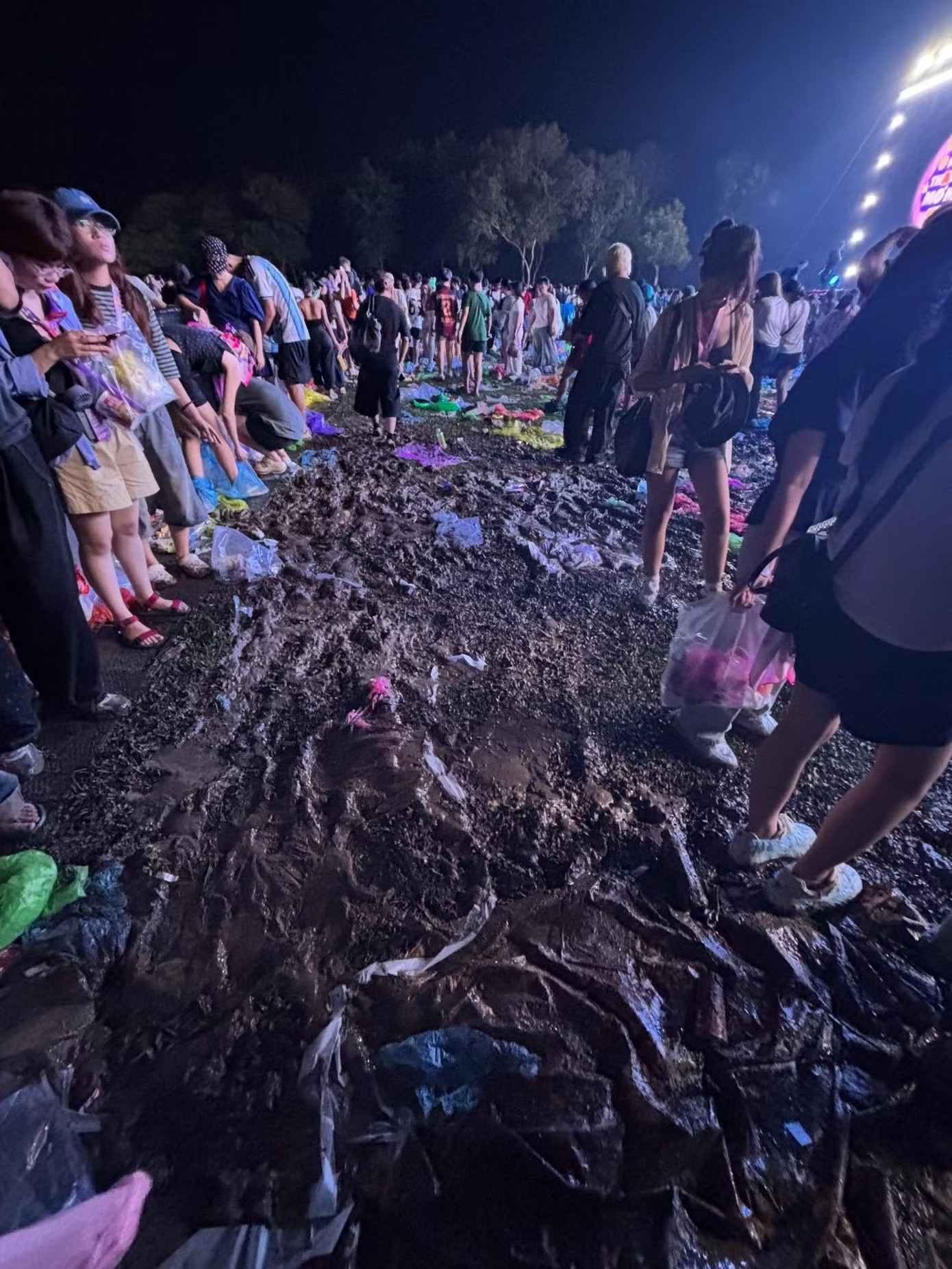 Concert ở Hà Nội ngập rác, khán giả bì bõm lội bùn - Ảnh 6.