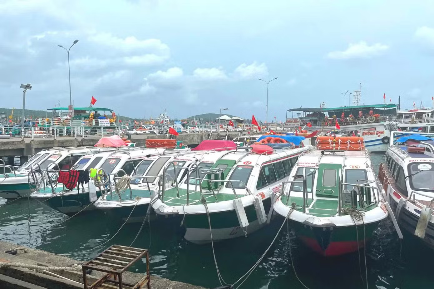 Hiện nay hầu hết phương tiện chở khách tuyến ven biển được đóng mới theo cấp phương tiện SB. Vụ lật ca nô 15 người tử vong: Vì sao phương tiện thiết kế kín mít? - Ảnh 1.