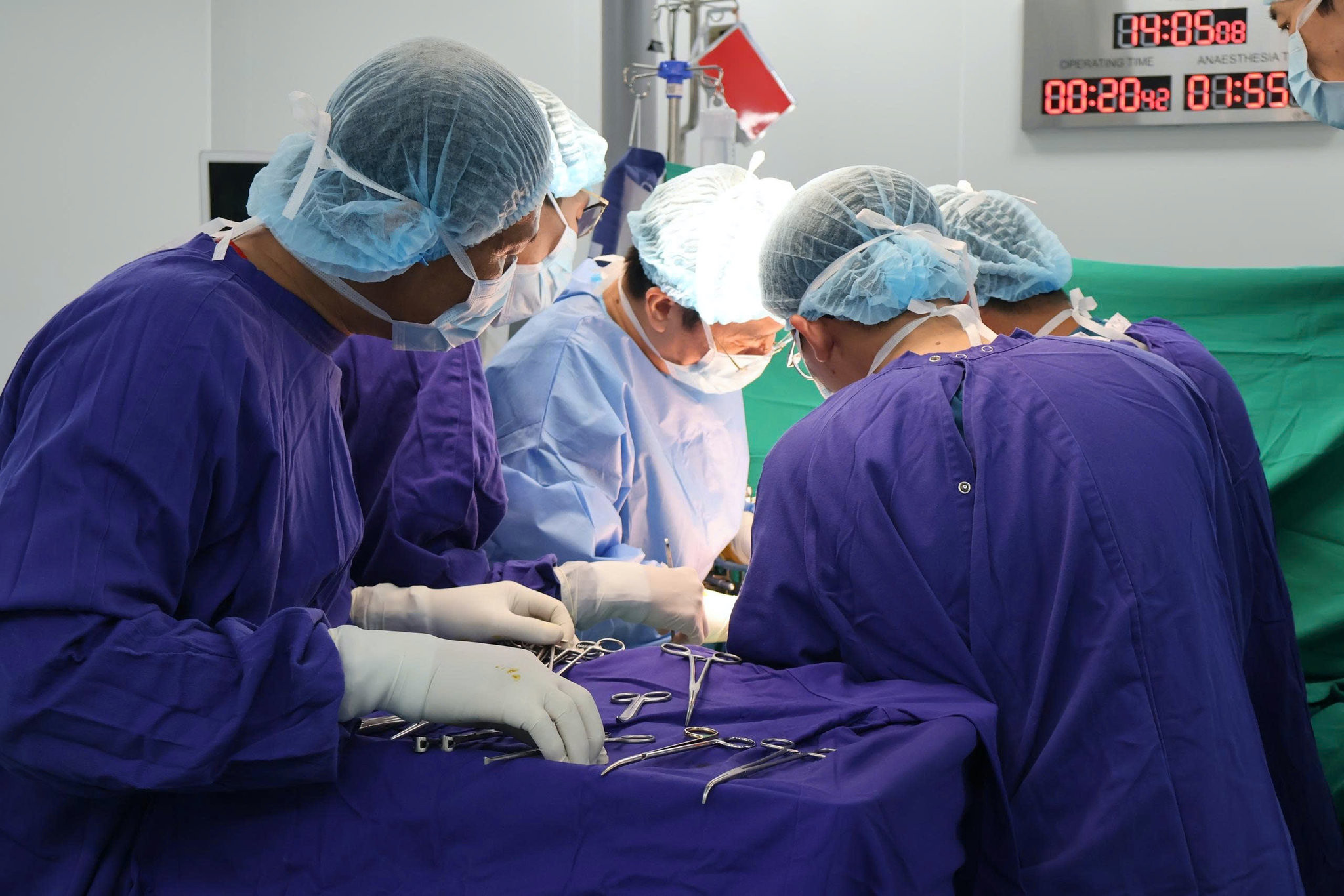 Vinmec Cần Thơ cứu bệnh nhân 75 tuổi có khối u gan lớn gần bằng quả bưởi - Ảnh 1.