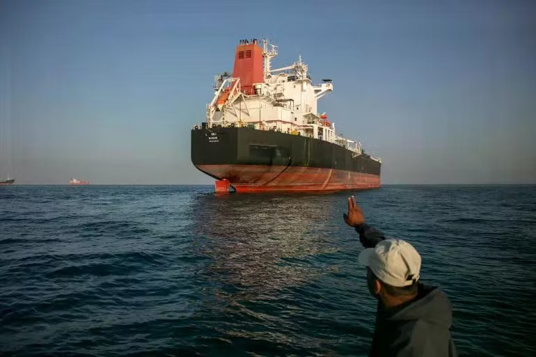 (Ảnh: Getty Images) Iran tấn công hai siêu tàu chở dầu trên eo biển Hormuz - Ảnh 1.