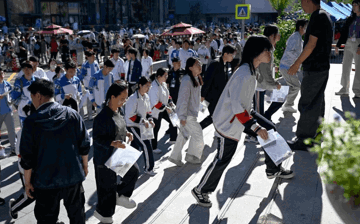 Thí sinh là học sinh giỏi phải bật khóc, quỳ xuống chân giám thị vì quên bước quan trọng trong tờ giấy thi, sau nhiều năm đang làm công việc gì?