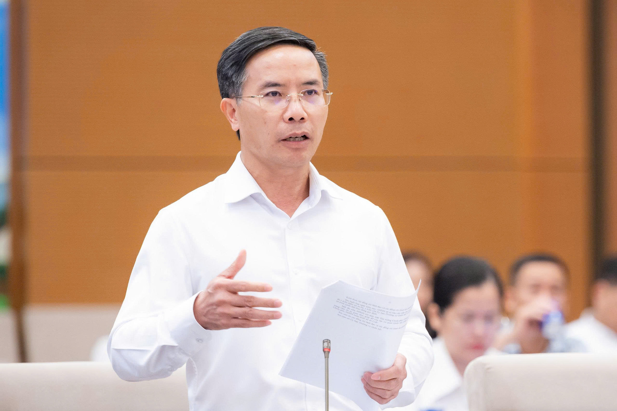 Thống đốc NHNN Phạm Đức Ấn trình bày Tờ trình (Ảnh: Cổng TTĐT Quốc hội)