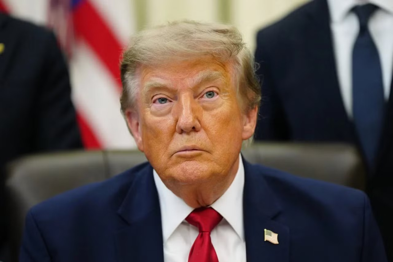 Tổng thống Mỹ Donald Trump. Mỹ tiếp tục không kích Iran, khẳng định sẽ kiểm soát eo biển Hormuz - Ảnh 1.