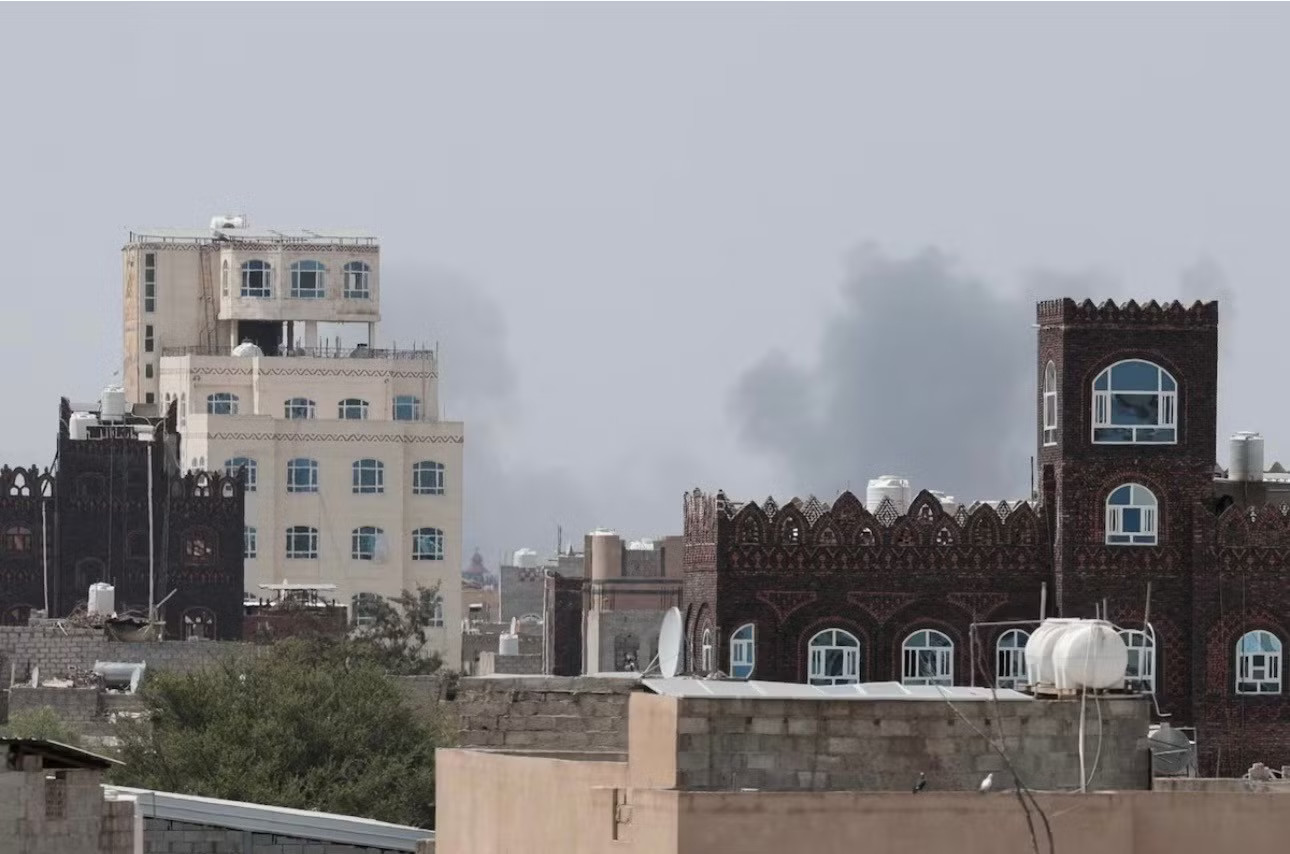 Khói bay lên sau cuộc không kích vào sân bay Sanaa của Yemen, ngày 13/7. (Ảnh: Reuters) Houthi dội tên lửa vào Ả-rập Xê-út, Trung Đông thêm điểm nóng - Ảnh 1.