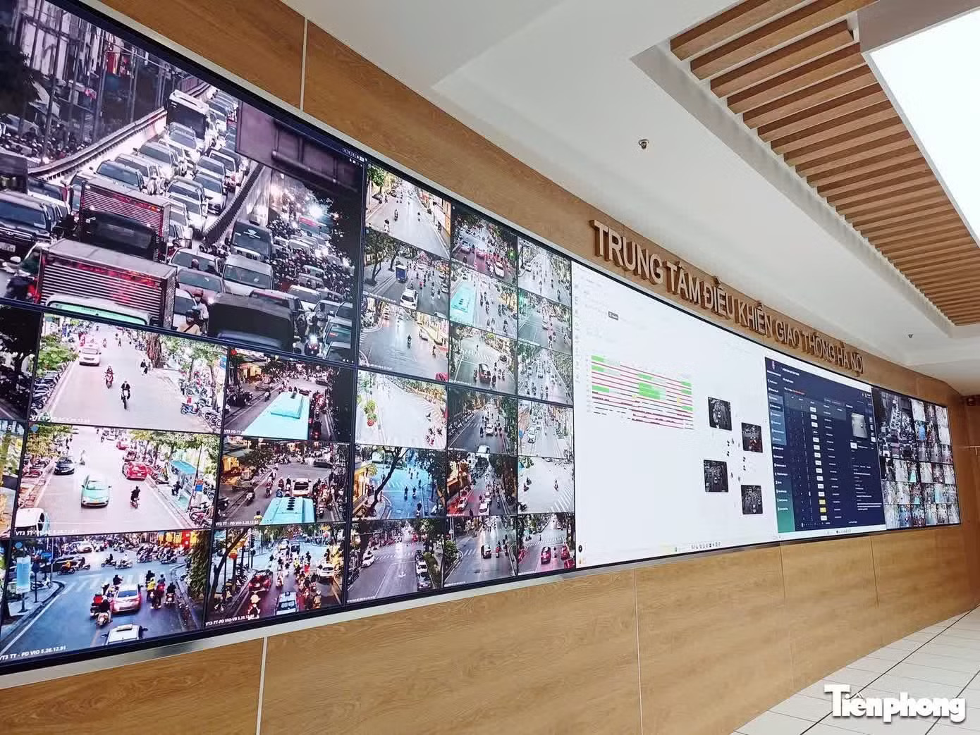 Trung tâm điều khiển giao thông Hà Nội Hà Nội lắp camera AI tại 993 tuyến phố nội đô - Ảnh 1.