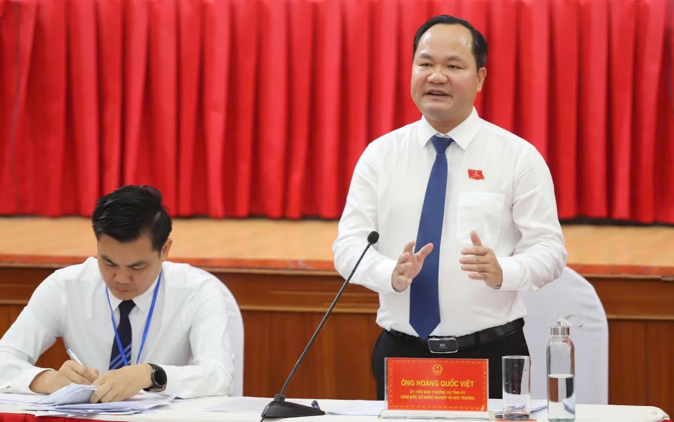 Ông Hoàng Quốc Việt - Giám đốc Sở NN&MT Nghệ An trả lời tại phiên chất vấn. Giám đốc Sở NN&MT lý giải hồ sơ đất đai qua 'cò' nhanh hơn dân tự làm - Ảnh 3.