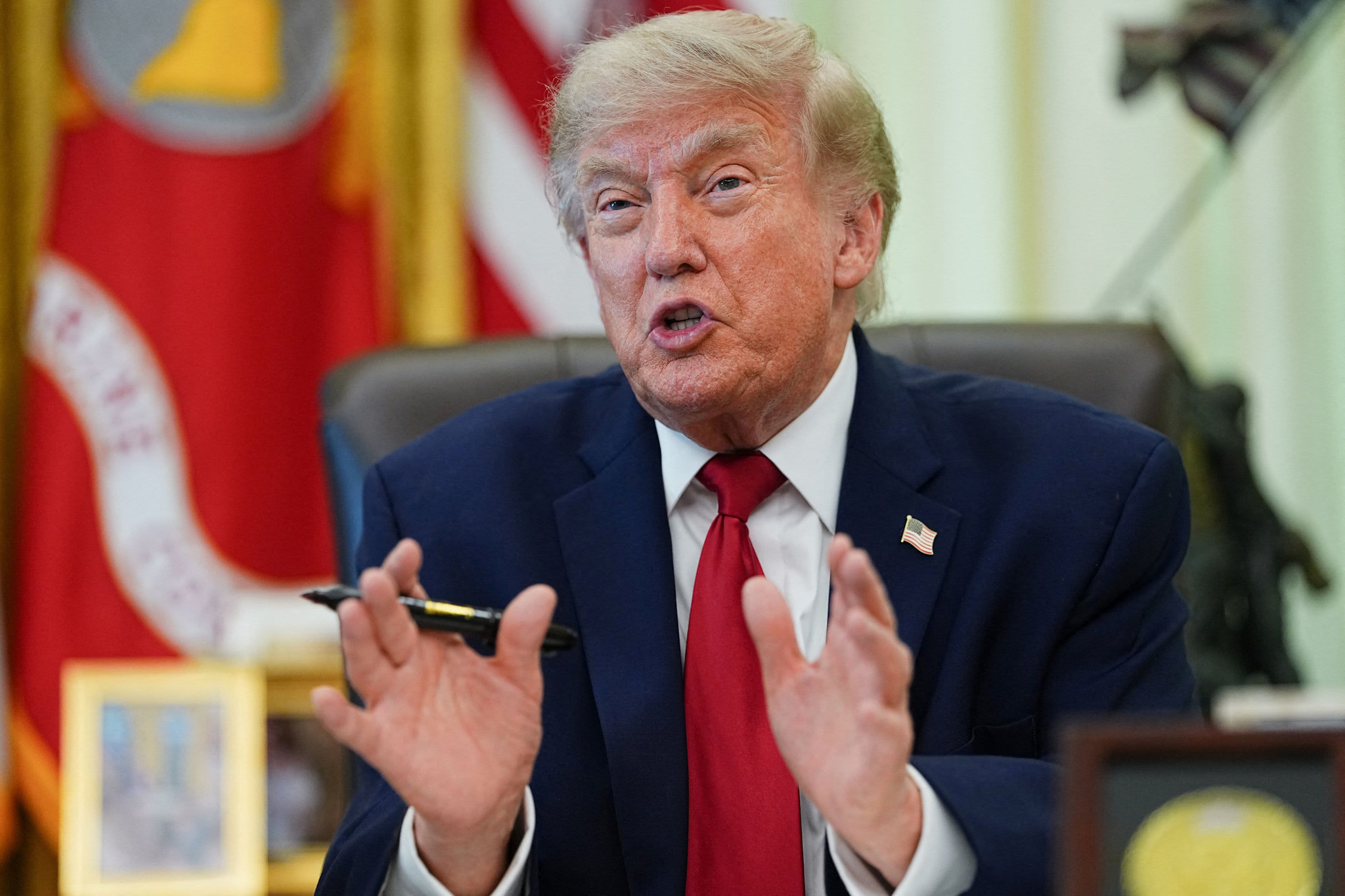 Ông Trump ấn định thời điểm tấn công Iran, đòi thu phí 20% hàng hóa qua eo biển Hormuz - Ảnh 1.
