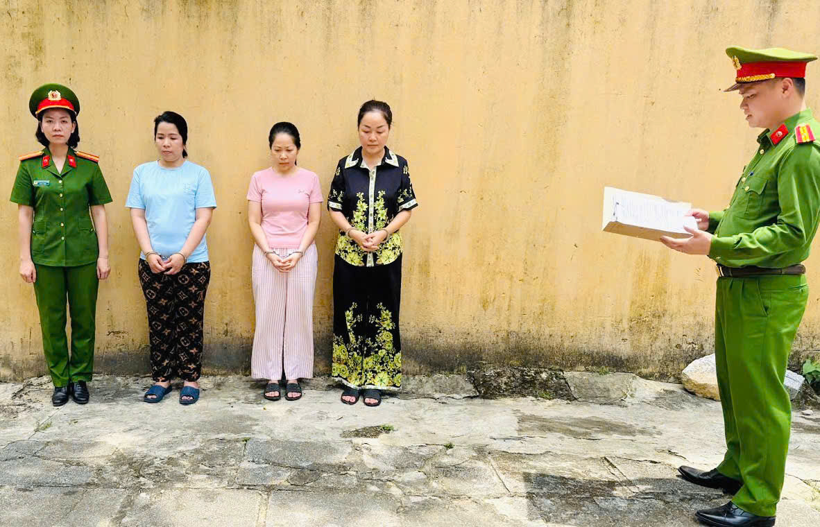 Tiếp tục mở rộng điều tra, công an khởi tố một nhân viên <a style='text-decoration: none;' href='/PNJ'>PNJ</a>-LAB trong vụ buôn lậu kim cương hơn 300 tỷ đồng - Ảnh 1.