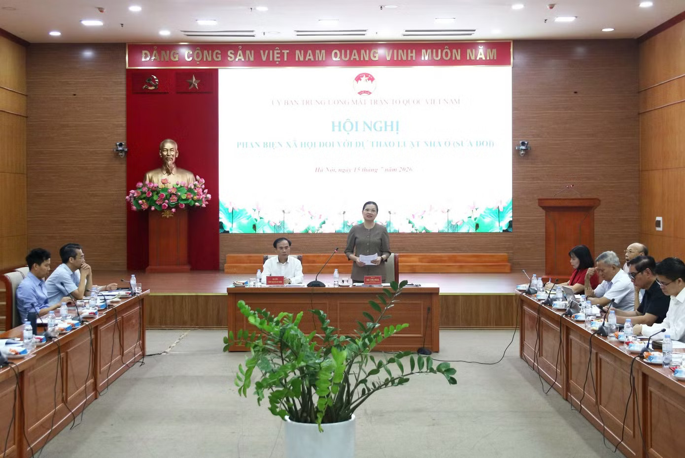 Quang cảnh hội nghị. Ảnh: T.Đ. Bảo vệ, tạp vụ, lái xe công nghệ cần được quan tâm về nhu cầu thuê nhà - Ảnh 1.
