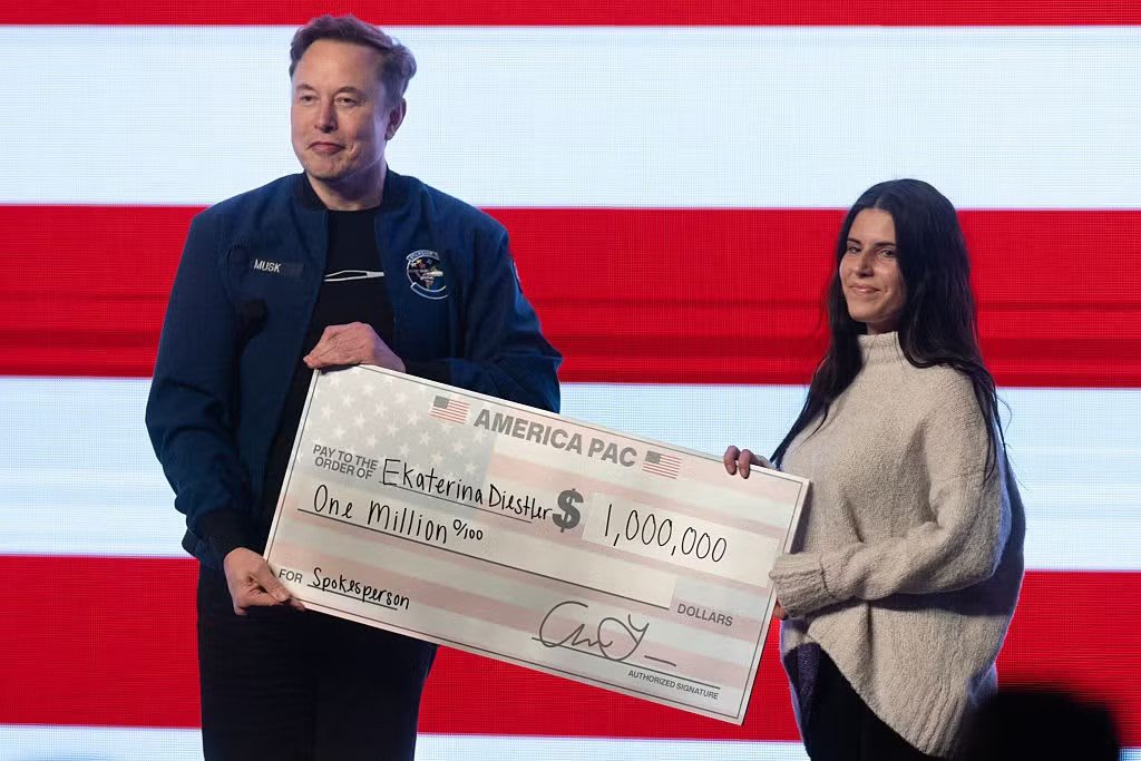 Tỷ phú Elon Musk trao 1 triệu USD cho một cử tri ở Wisconsin, trong một cuộc họp cộng đồng do ông tổ chức tại Trung tâm hội nghị KI vào ngày 30/3/2025, tại Green Bay, Wisconsin. Ảnh: CNBC. Elon Musk bị cáo buộc chi 1 triệu USD để 'mua phiếu' - Ảnh 1.