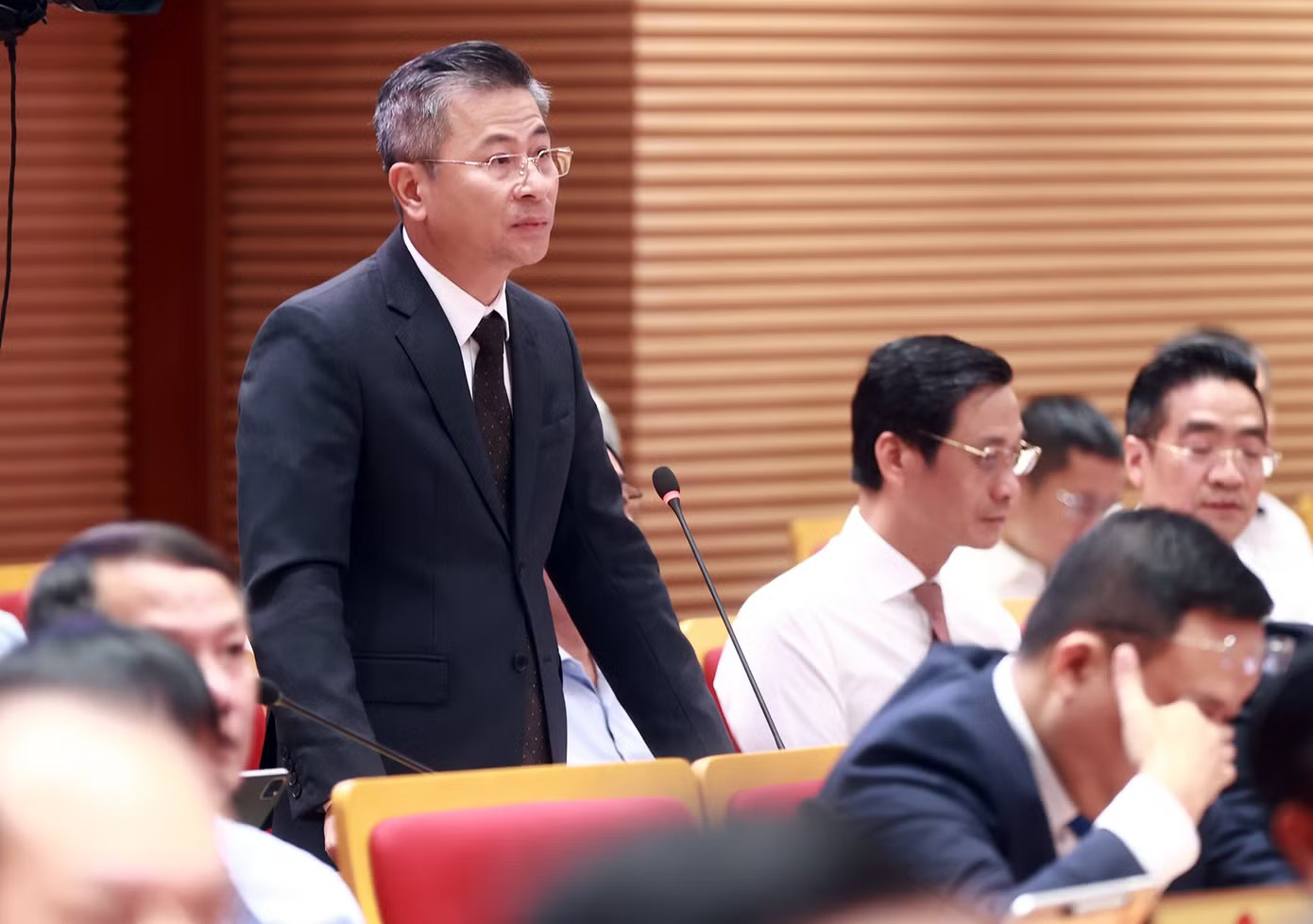 Giám đốc Sở Xây dựng Hà Nội Nguyễn Phi Thường trả lời chất vấn, tái chất vấn ngày 15/7. Giám đốc Sở Xây dựng bị chất vấn Hà Nội vừa mưa 30 phút đã ngập - Ảnh 1.