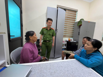 Cụ bà 74 tuổi đến ngân hàng chuyển 250 triệu đồng, nhân viên Agribank dừng giao dịch, lập tức báo công an phường
