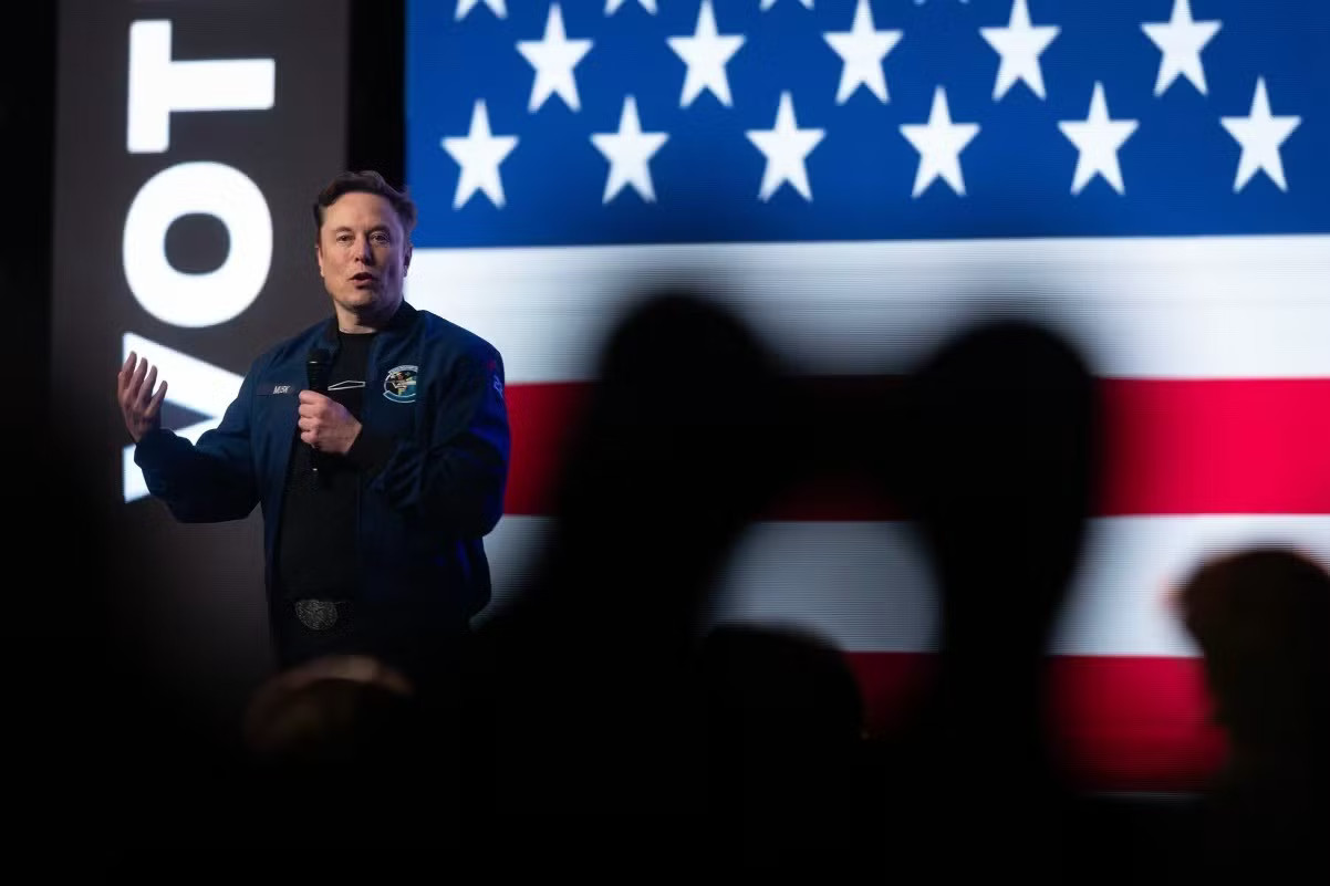 Elon Musk phát biểu trong một cuộc họp cộng đồng tại Trung tâm hội nghị KI ở Green Bay, Wisconsin, ngày 30/3/2025. Ảnh: CNN. Elon Musk bị cáo buộc chi 1 triệu USD để 'mua phiếu' - Ảnh 2.
