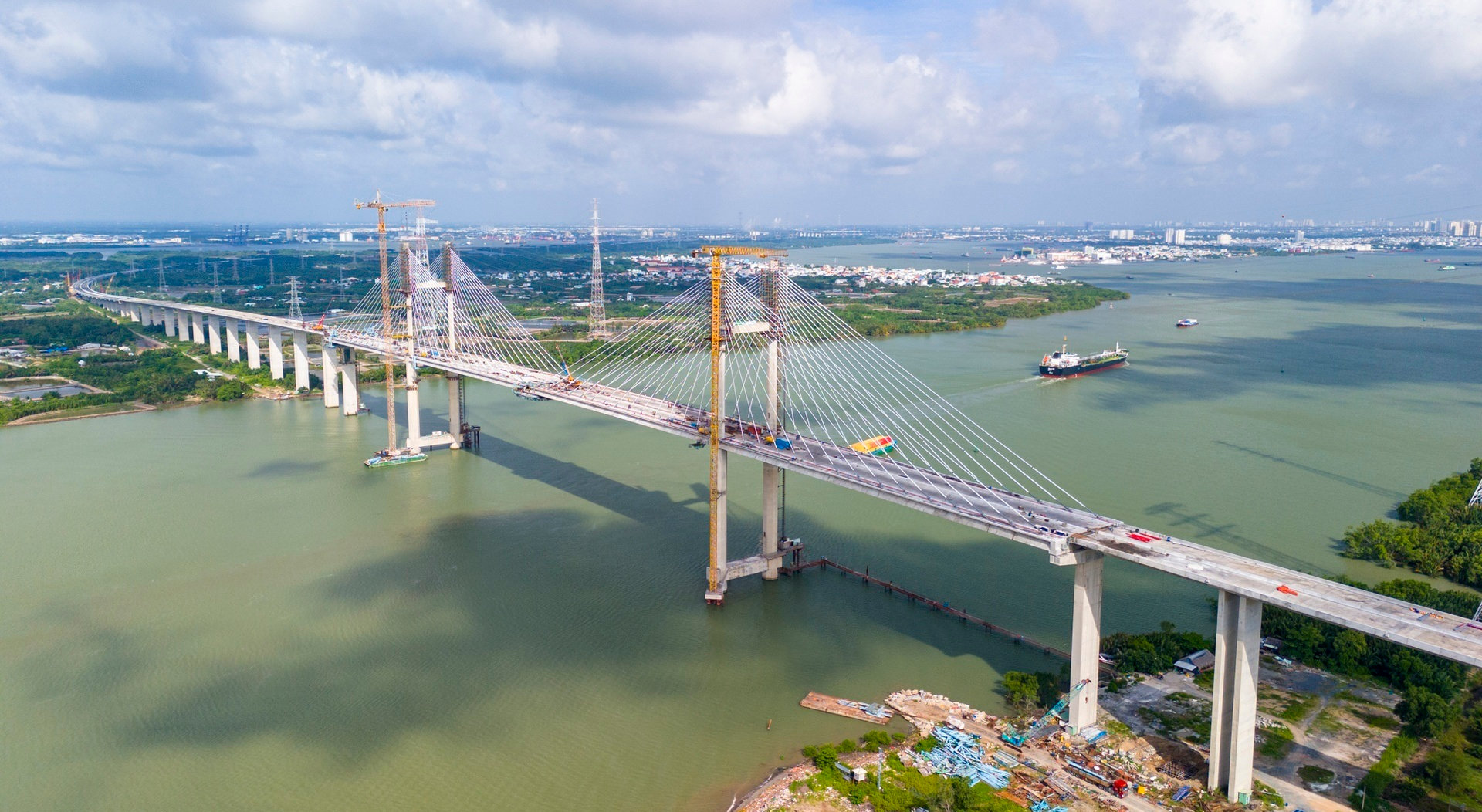 Sẵn sàng hợp long cầu dây văng có tĩnh không cao nhất Việt Nam, hướng tới hoàn thành sau 2 tháng nữa - Ảnh 1.
