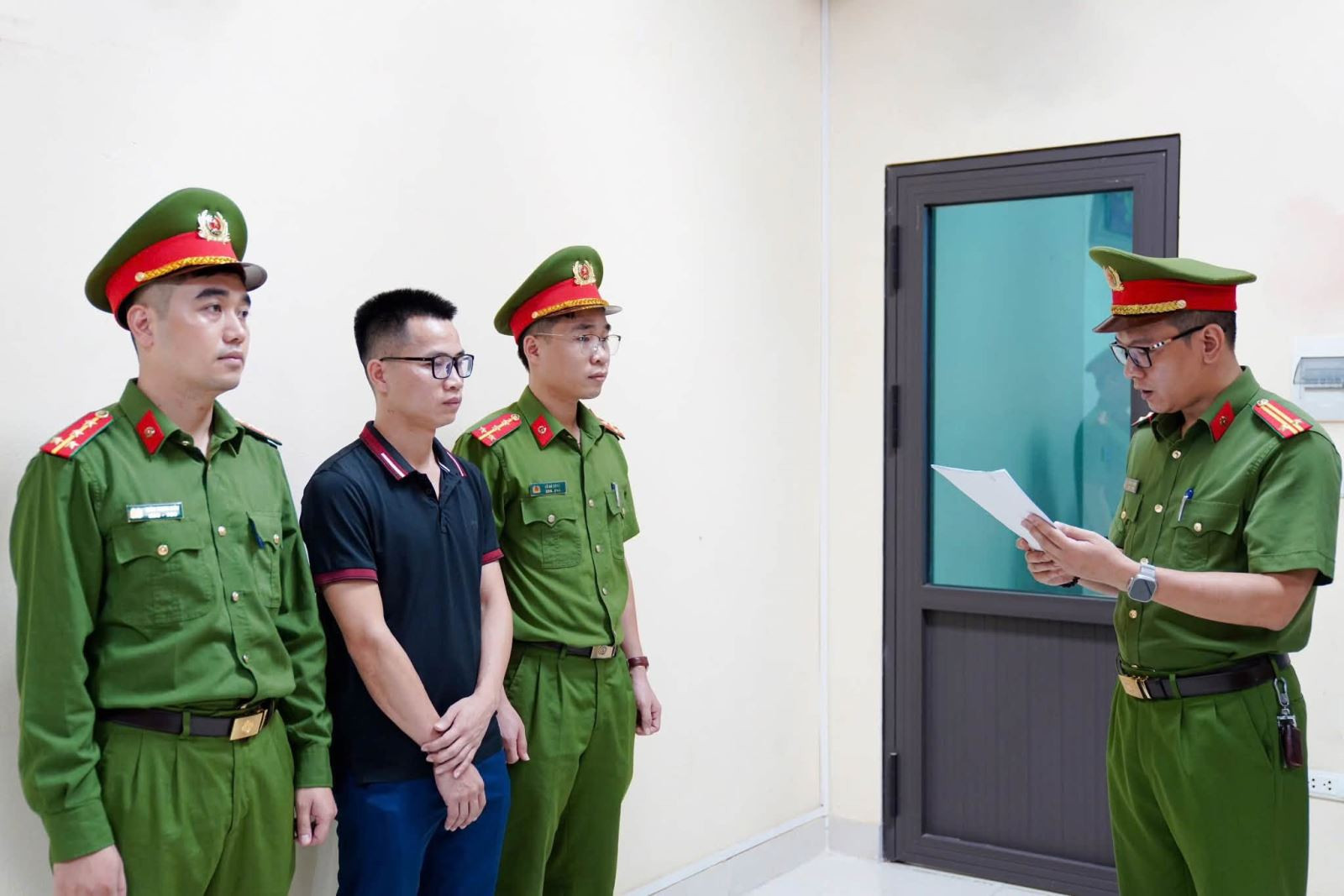 Phát hiện hàng trăm máy tính cài Microsoft 'lậu', khởi tố loạt Giám đốc doanh nghiệp - Ảnh 1.