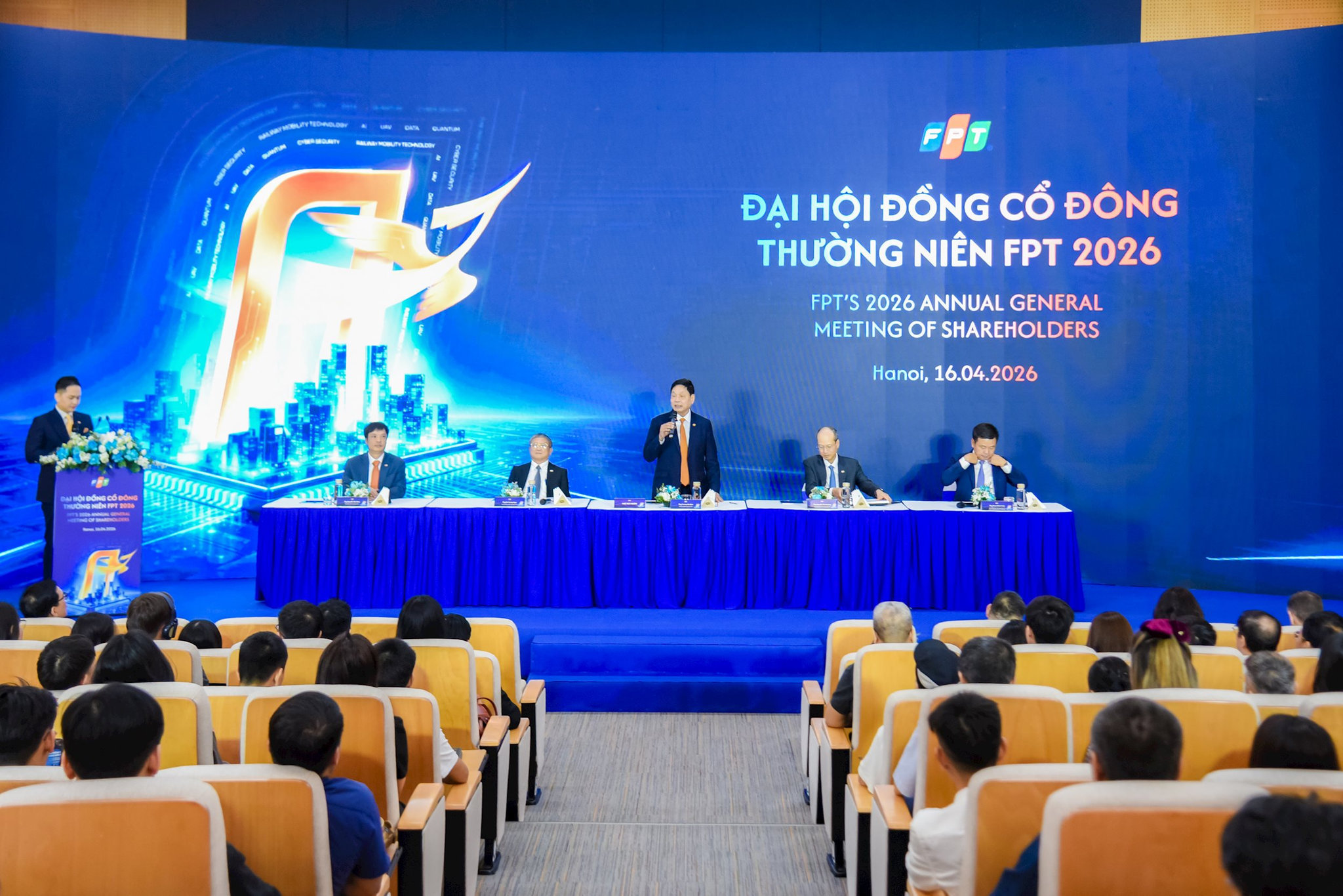 Cổ phiếu <a style='text-decoration: none;' href='/FPT'>FPT</a> chia đôi giá trị, giá về đáy sau gần 3 năm - Ảnh 2.