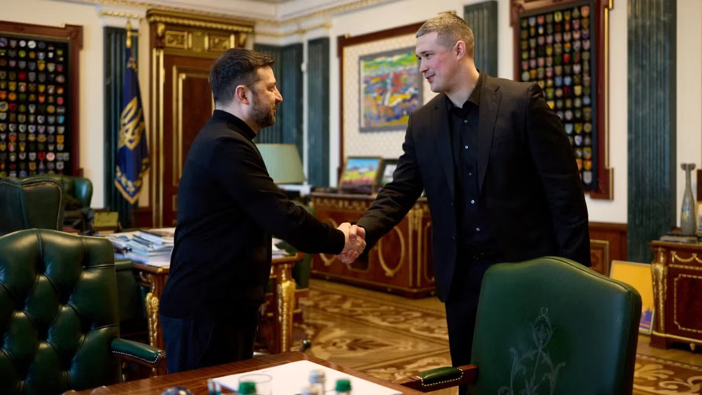 Tổng thống Ukraine Volodymyr Zelensky và cựu Bộ trưởng Quốc phòng Mykhailo Fedorov. (Ảnh: Reuters) Biểu tình nổ ra ở Ukraine vì bộ trưởng quốc phòng bị miễn nhiệm - Ảnh 1.