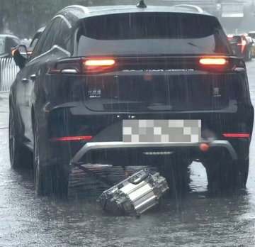 Đang lội nước, SUV điện BYD bất ngờ bung bộ phận dưới gầm: Hãng lên tiếng giải thích