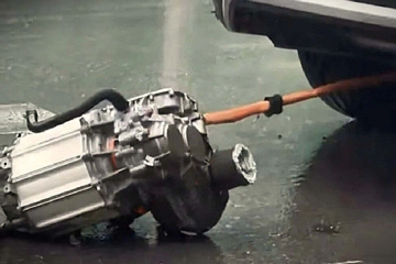 Đoạn video xe điện rơi mô tơ khi lội nước gây rúng động mạng xã hội và lời giải thích bất ngờ từ nhà sản xuất