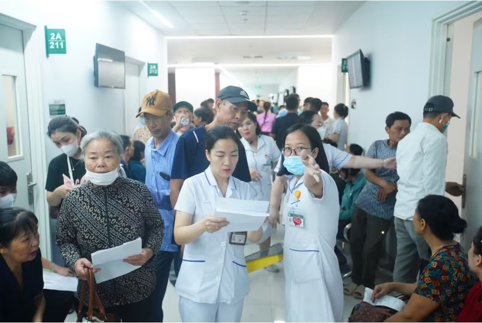 Hơn 1.800 người dân đến khám trong ngày đầu Bệnh viện Bạch Mai cơ sở Ninh Bình hoạt động Bất động sản chăm sóc sức khỏe hưởng lợi từ hành lang y tế tuyến Trung ương - Ảnh 1.
