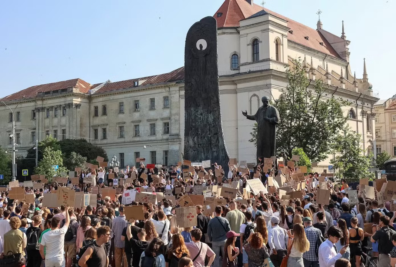 Người biểu tình ở Lviv ngày 16/7. (Ảnh: Reuters) Biểu tình nổ ra ở Ukraine vì bộ trưởng quốc phòng bị miễn nhiệm - Ảnh 2.