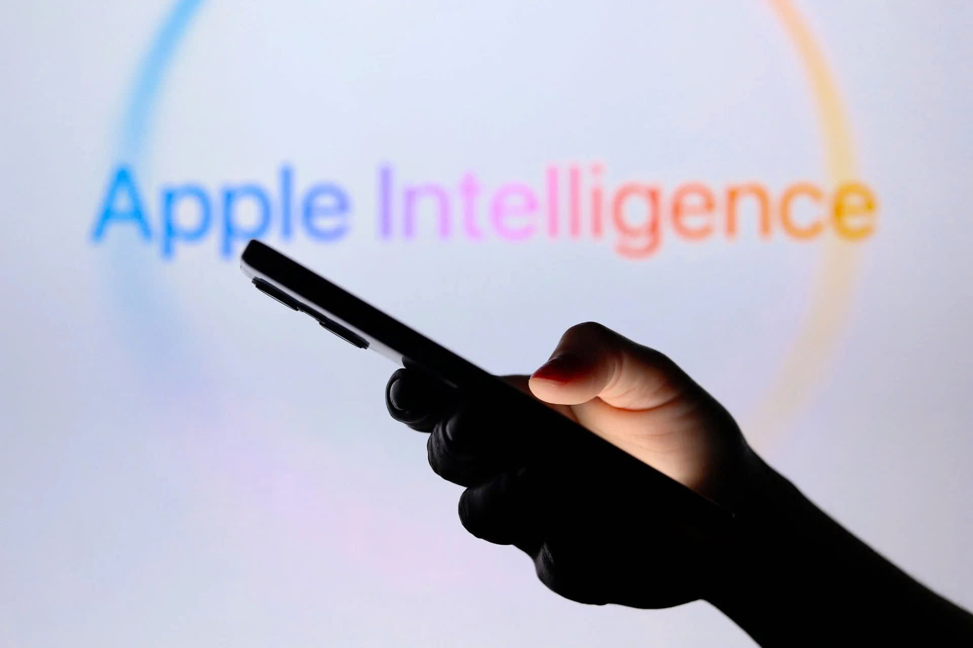 Apple Intelligence vừa được cơ quan quản lý Trung Quốc cấp phép triển khai trên iPhone, mở đường cho các tính năng AI đến với người dùng tại thị trường này. Ảnh tổng hợp