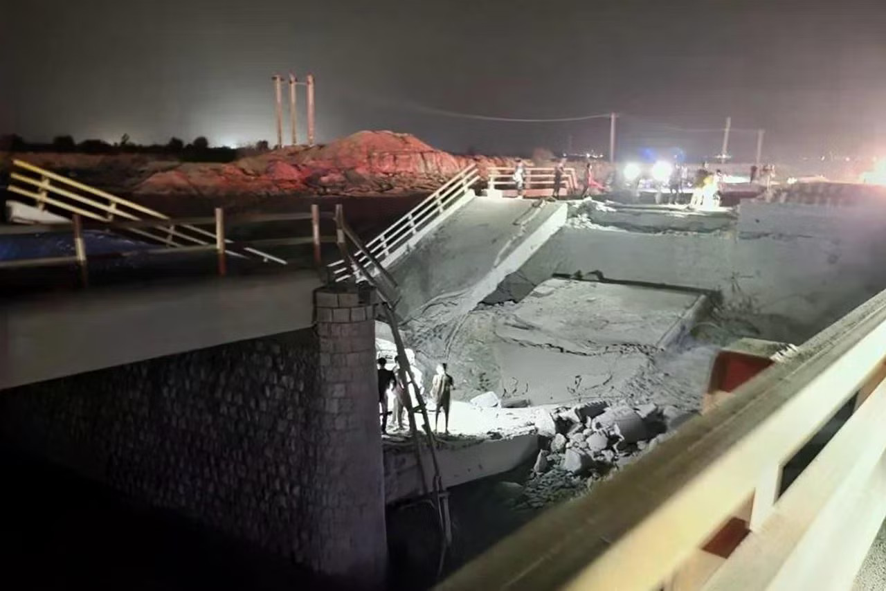 Mỹ không kích 5 cây cầu ở Iran - Ảnh 1.