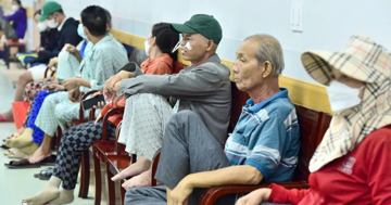 Gần 200.000 người tại TP.HCM có thể không phải tự đóng BHYT: Điều kiện để được hưởng là gì? Ai thuộc diện áp dụng?