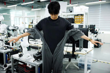 Lần đầu tiên trên thế giới: Robot có thể tự mặc quần áo cho con người chỉ trong 10 giây, kể cả khi đang di chuyển