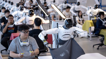 Trung Quốc mở 'mặt trận' AI mới: Đưa hàng nghìn robot hình người vào nhà máy, kho vận để chạy đua với Mỹ