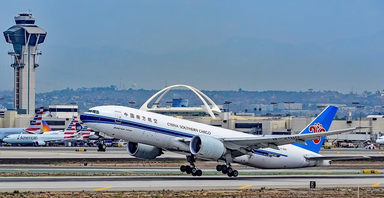 China Southern Airlines vừa được phê duyệt kế hoạch huy động tối đa 15 tỷ Nhân dân tệ thông qua phát hành cổ phiếu. Ảnh: Aviation A2Z. 'Ông lớn' hàng không Trung Quốc thua lỗ nặng - Ảnh 3.