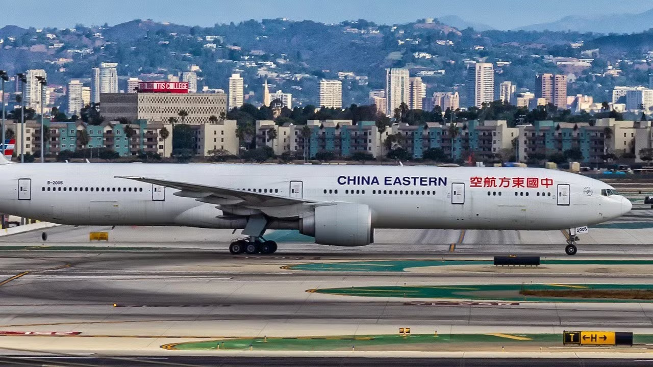 China Eastern Airlines cảnh báo chi phí nhiên liệu tăng cao có thể khiến hãng lỗ nhiều. Ảnh: Aviation A2Z. 'Ông lớn' hàng không Trung Quốc thua lỗ nặng - Ảnh 2.