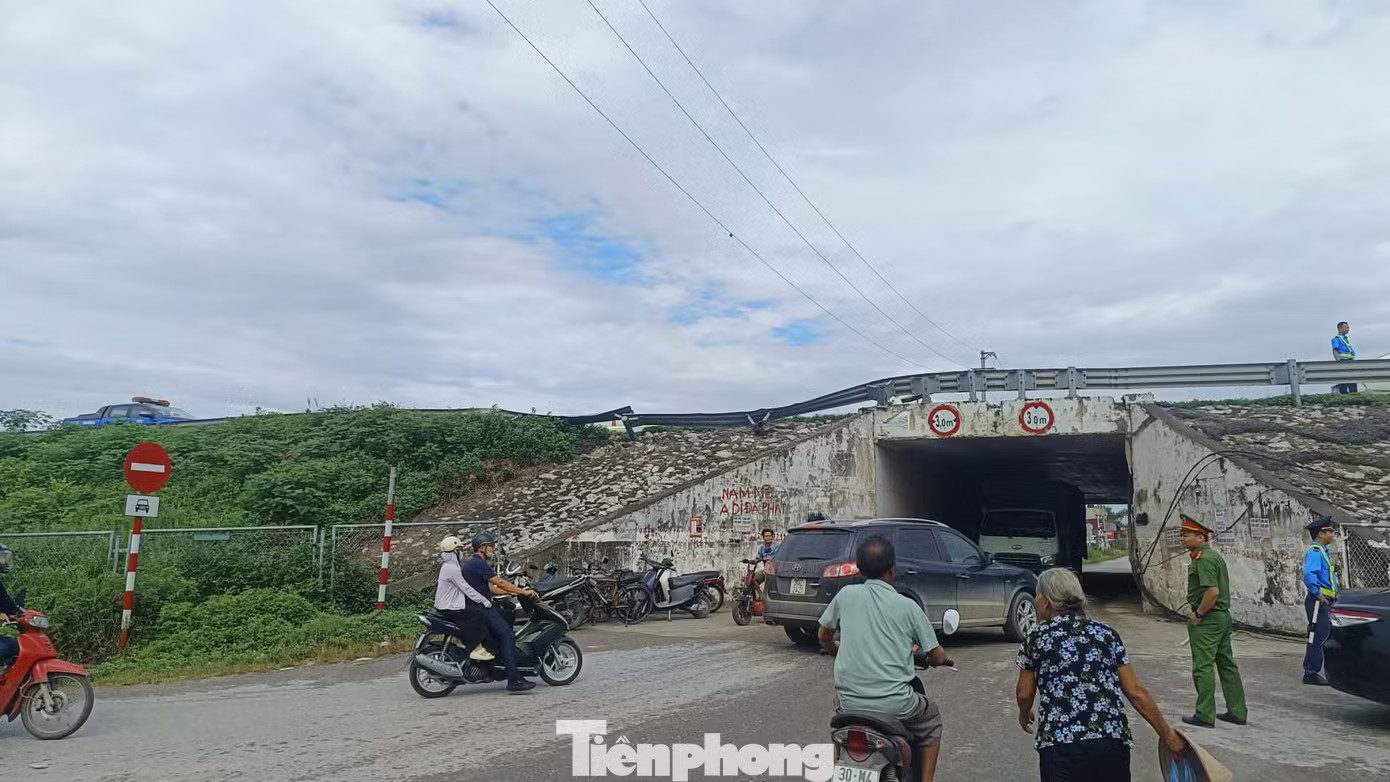 Hiện trường vụ xe khách lao khỏi cao tốc khiến 4 người tử vong, nhiều người bị thương - Ảnh 8.