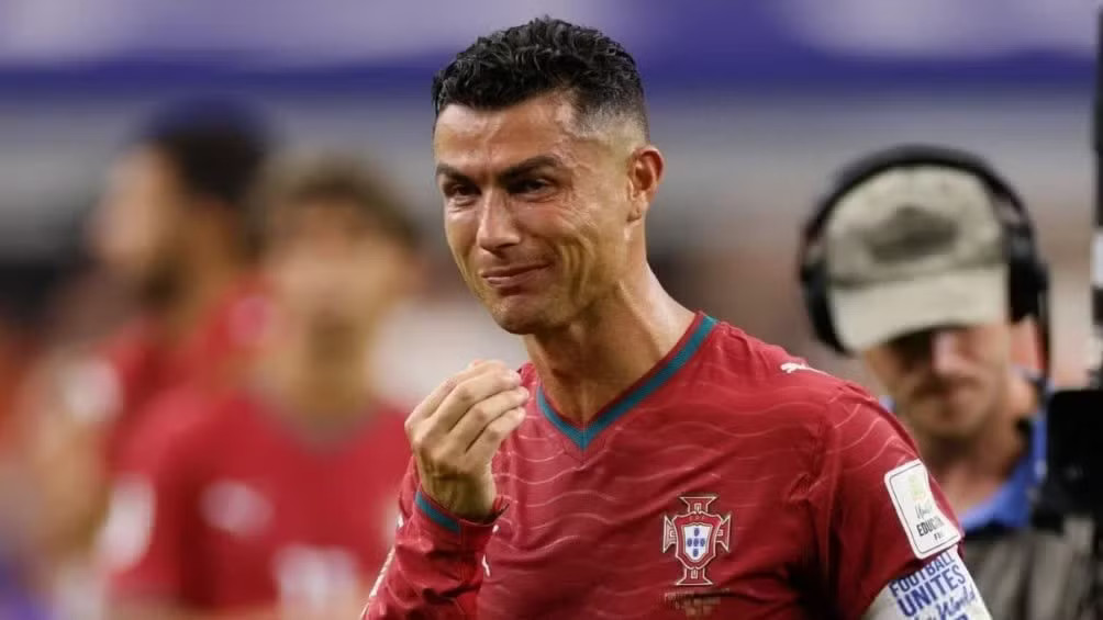 Ronaldo nghẹn ngào chia tay giải đấu sau trận thua 0-1 của Bồ Đào Nha trước Tây Ban Nha tại vòng 1/16. Ronaldo vượt Messi, trở thành cầu thủ được tìm kiếm nhiều nhất - Ảnh 1.
