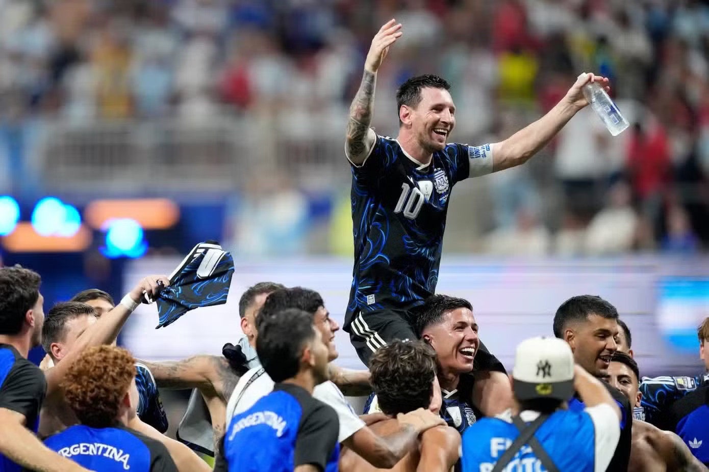 Messi cùng đội tuyển Argentina đã có nhiều màn lội ngược dòng ngoạn mục để bước chân vào trận chung kết World Cup 2026. Ronaldo vượt Messi, trở thành cầu thủ được tìm kiếm nhiều nhất - Ảnh 3.