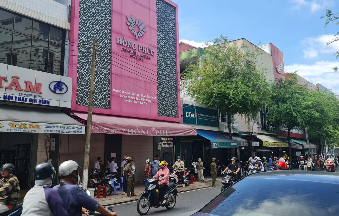 Tiệm vàng Hồng Phúc ở Mỹ Tho bất ngờ đóng cửa ngày 16/7. Nhiều người 'đứng ngồi không yên' vì tiệm vàng bất ngờ đóng cửa - Ảnh 1.
