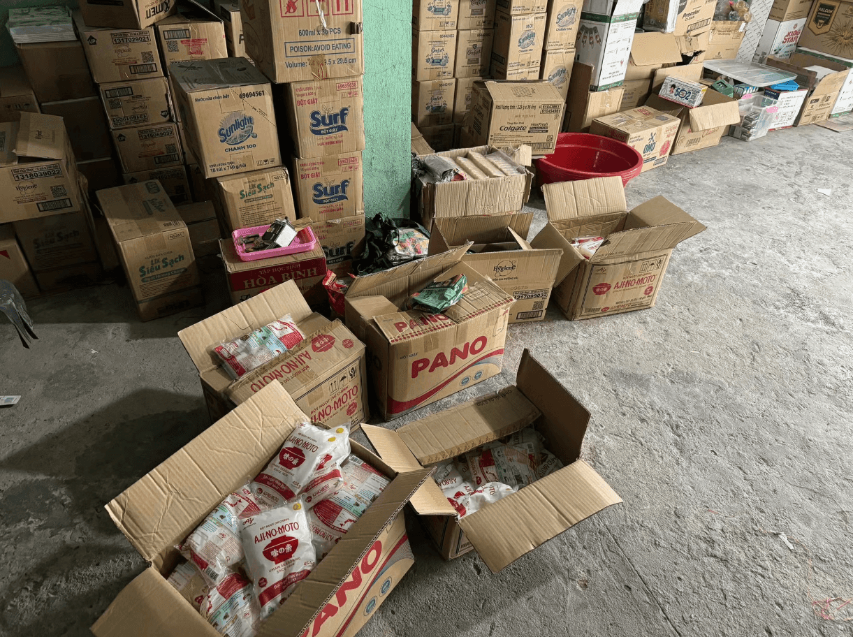 Tịch thu 149kg bột ngọt, 52kg hạt nêm, 547kg bột giặt, hơn 160kg nguyên liệu cùng lượng lớn bao bì, tem nhãn: Khởi tố vợ chồng Chu Văn Thanh SN 1976 và đồng bọn - Ảnh 2.