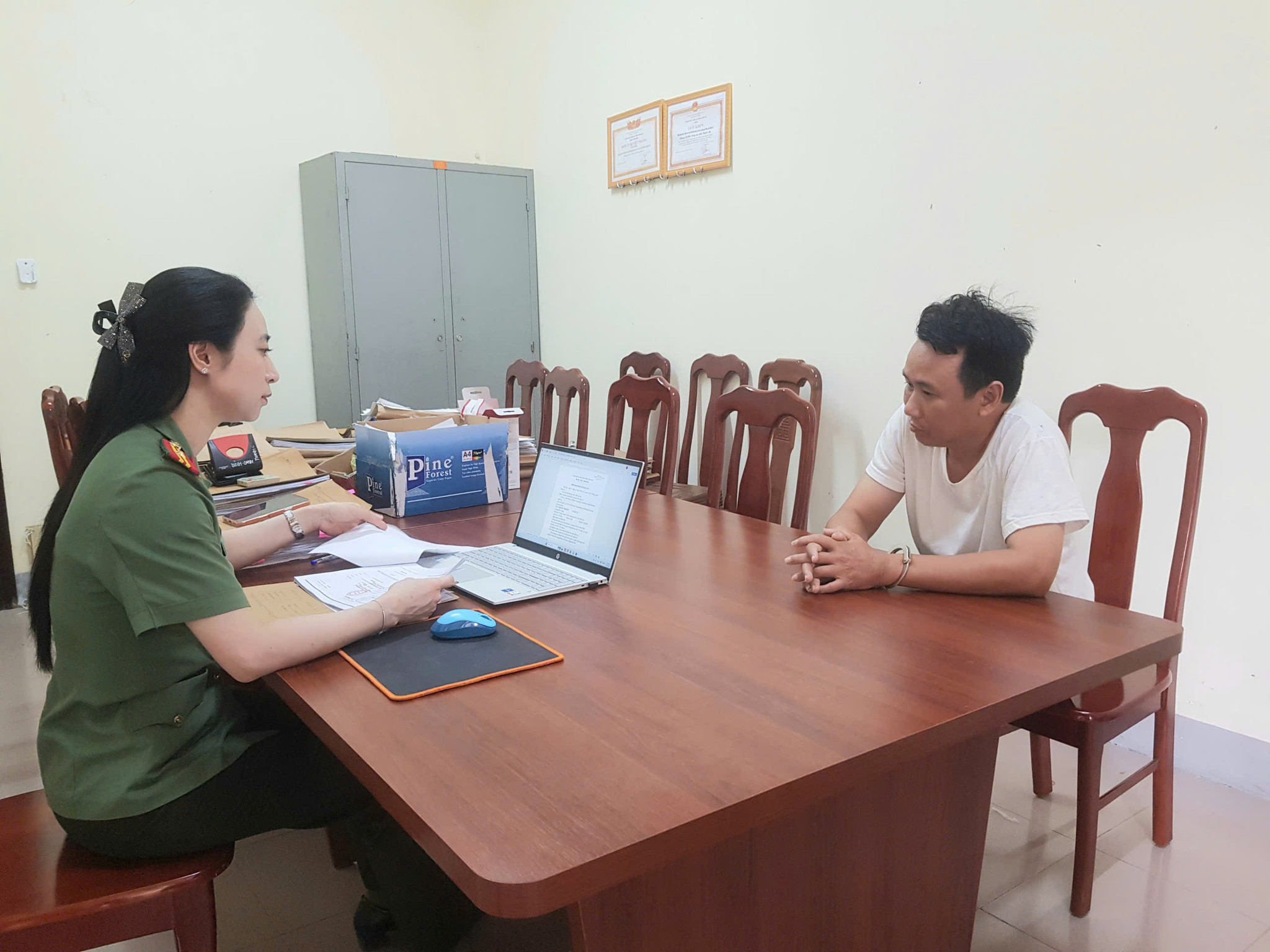 Khởi tố, bắt giam chủ tiệm photocopy Lê Văn Chiến, khám xét khẩn cấp nơi ở và cửa hàng thu giữ hơn 1.000 tài liệu, 4 bộ CPU máy tính, 2 máy in màu - Ảnh 1.