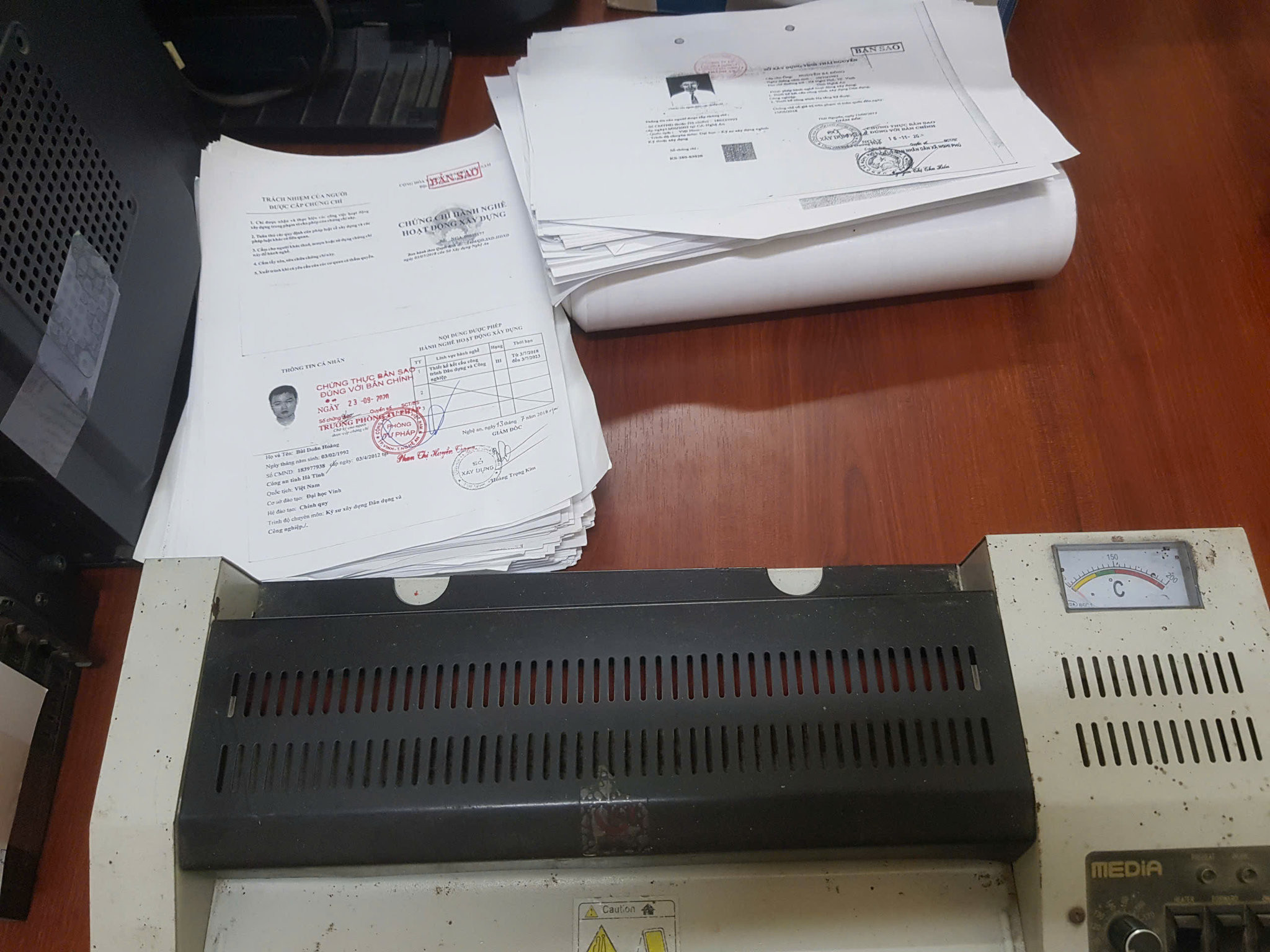 Khởi tố, bắt giam chủ tiệm photocopy Lê Văn Chiến, khám xét khẩn cấp nơi ở và cửa hàng thu giữ hơn 1.000 tài liệu, 4 bộ CPU máy tính, 2 máy in màu - Ảnh 2.