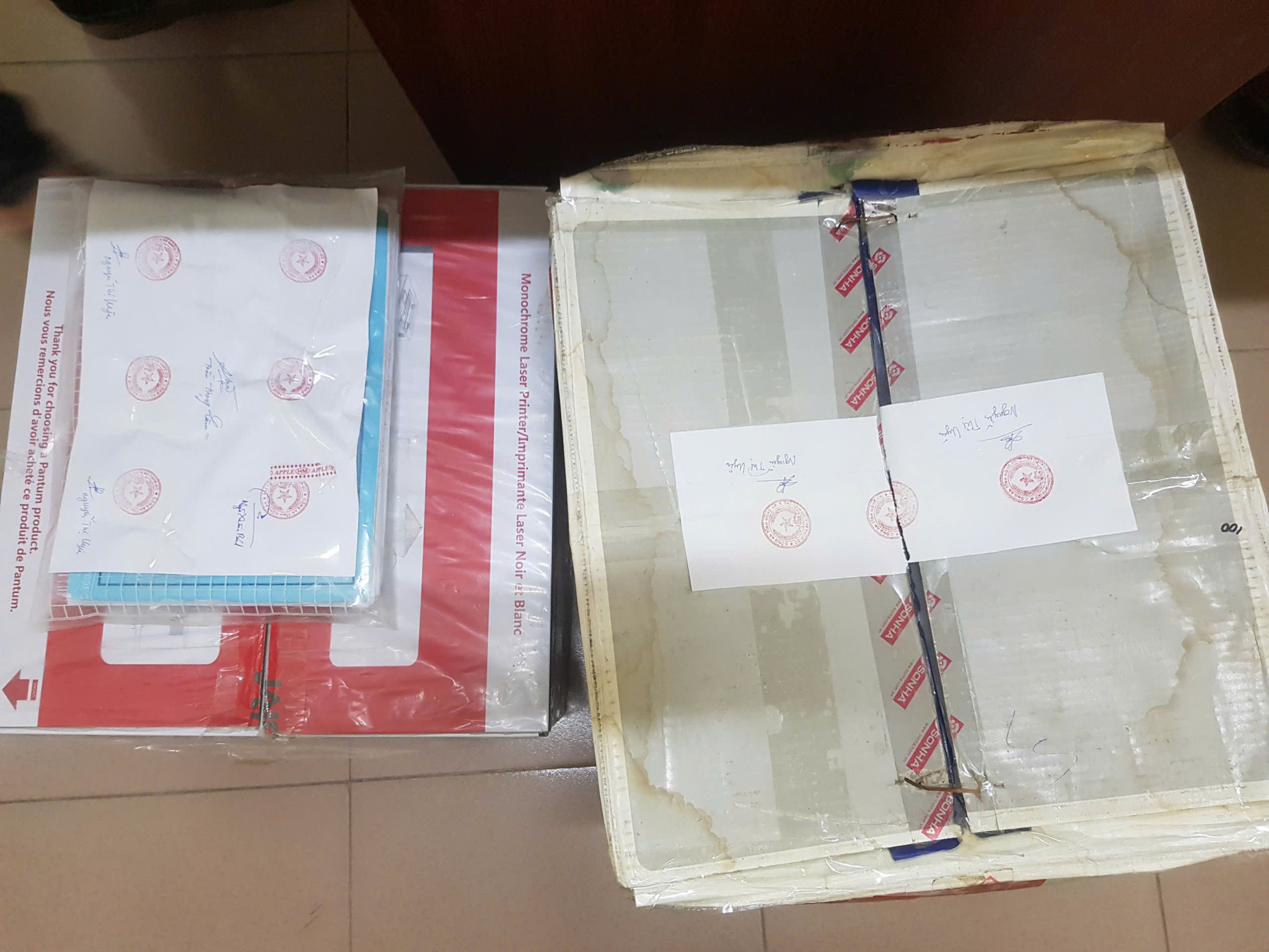 Khởi tố, bắt giam chủ tiệm photocopy Lê Văn Chiến, khám xét khẩn cấp nơi ở và cửa hàng thu giữ hơn 1.000 tài liệu, 4 bộ CPU máy tính, 2 máy in màu - Ảnh 3.