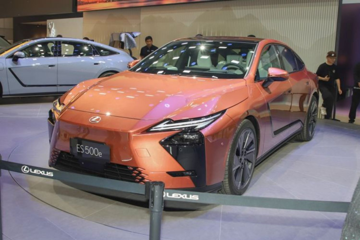 Cuộc đua sedan hạng sang cỡ trung: Lexus ES 2026 chốt cọc từ 2,36 tỷ, quyết đấu BMW 5 Series