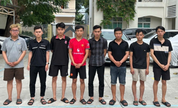Đột kích quán cà phê, tịch thu 40 điện thoại di động, bắt 8 thanh niên từ 21 đến 30 tuổi