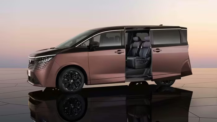 Nissan Elgrand là mẫu xe MPV cao cấp với cửa trượt