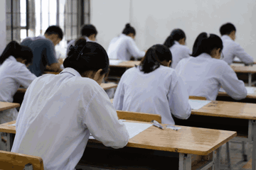 Phát hiện bảng điểm thi cao bất thường toàn tên của con em quan chức, gia đình giàu có: 634 sinh viên bị buộc thôi học, gần 2.000 người bị bắt để điều tra trong 'đại án' tai tiếng bậc nhất Ấn Độ
