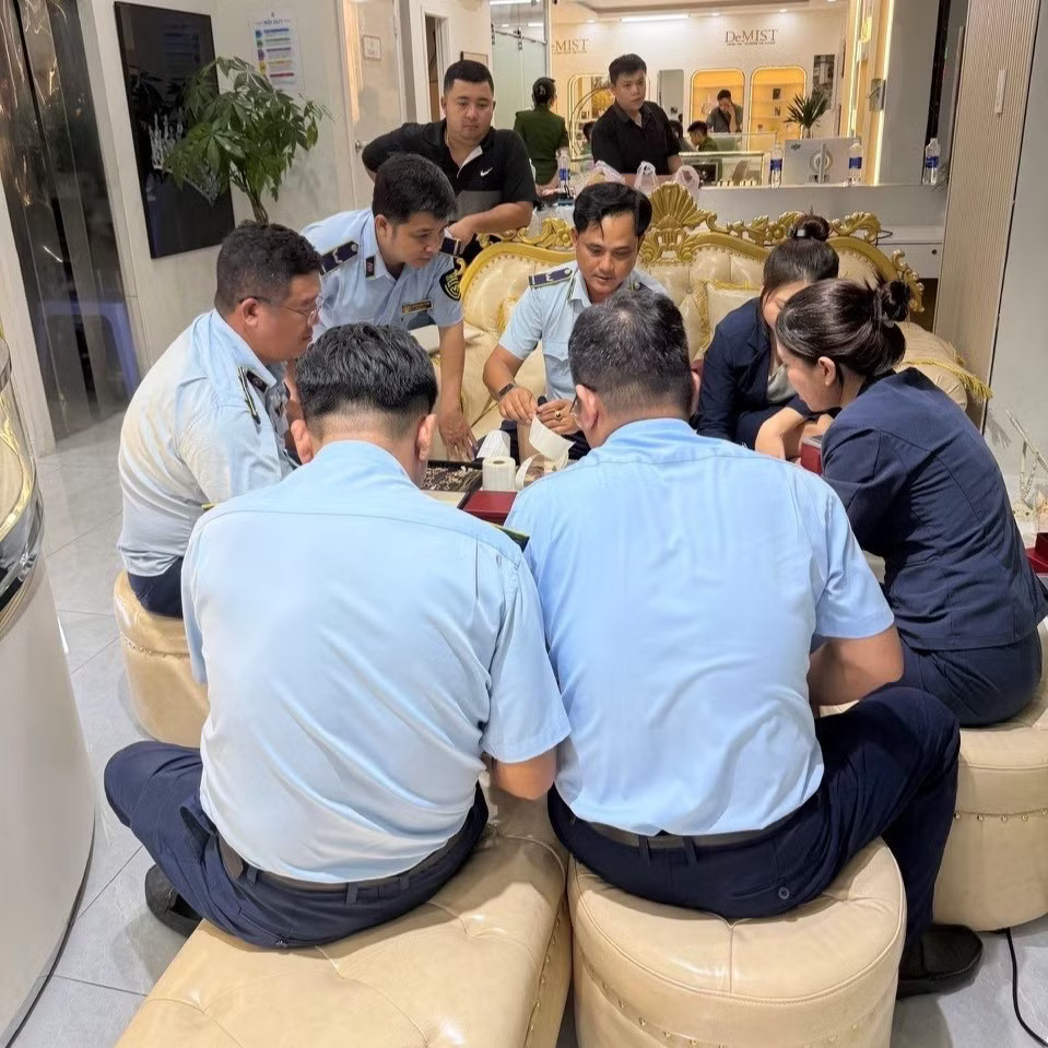 Quản lý thị trường TPHCM phát hiện điểm kinh doanh trang sức tại phường Tân Sơn Nhì có nhiều trang sức nhái thương hiệu nổi tiếng (ảnh: QLTT TPHCM). Ồ ạt đóng cửa hàng kim cương, điều gì đang xảy ra? - Ảnh 6.