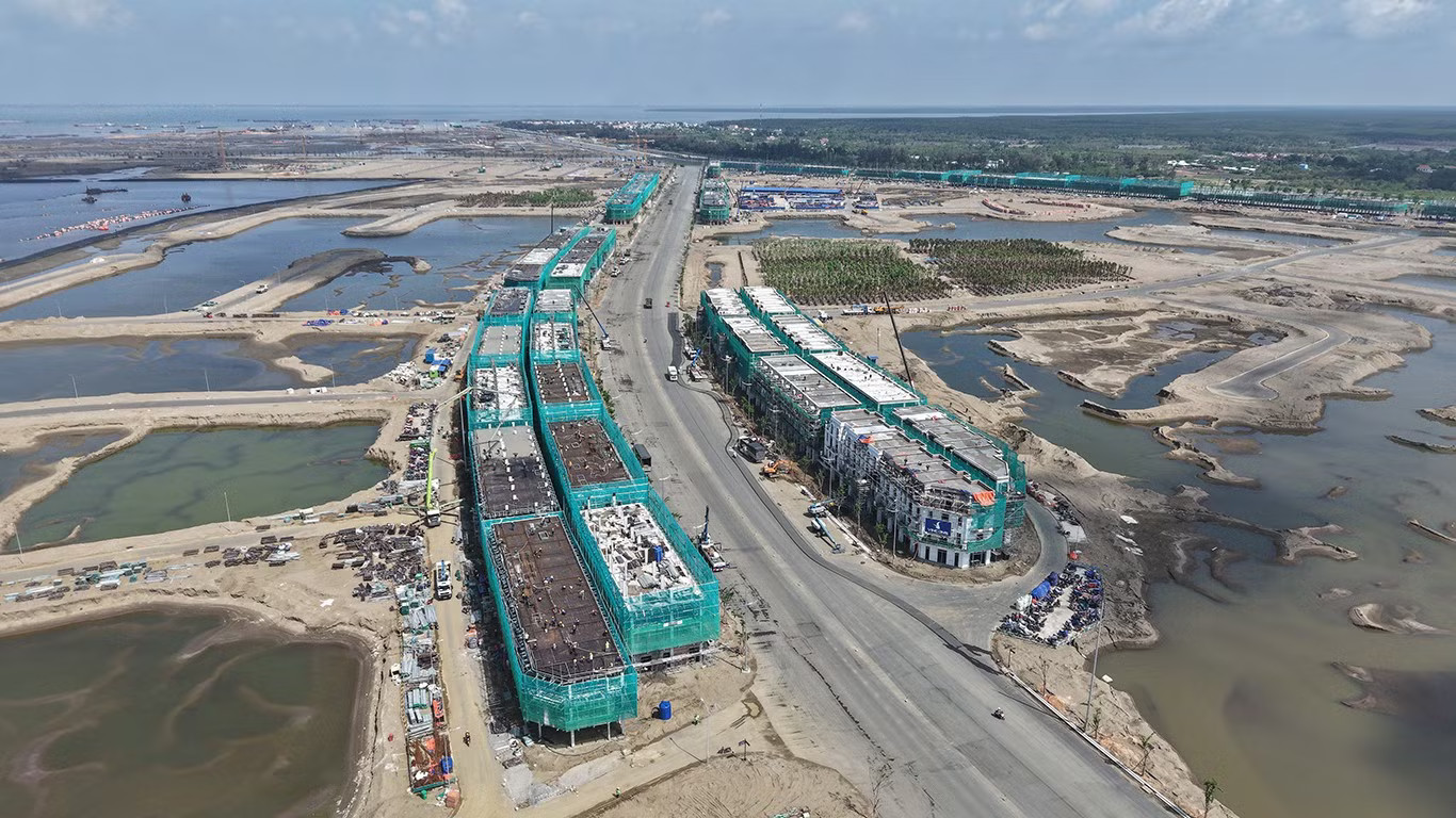 TPHCM xác định, Cần Giờ tiếp tục giữ vai trò vùng sinh thái biển, với định hướng bảo tồn rừng ngập mặn, phát triển kinh tế biển xanh và du lịch sinh thái có kiểm soát. TPHCM dự kiến quy hoạch thành 10 vùng phát triển - Ảnh 3.